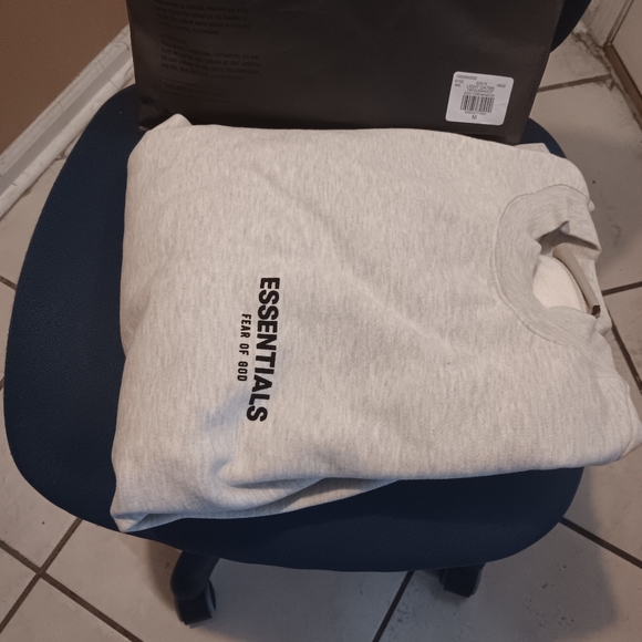 Sweatshirt - Picture 1 of 4